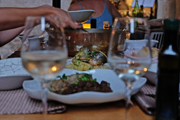 Dubrovnik: Wine & Dine with Locals